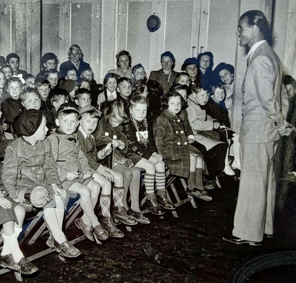 Hans Botsch als junger Lehrer vor seinen Schülern